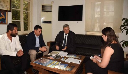 Evkaf Müdürü Mustafa Tümer ile Hasan Kılıç, DAÜ Beach Club arazileriyle ilgili konuştu