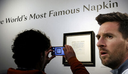 Lionel Messi'nin Barcelona ile ilk sözleşmesinin yazılı olduğu peçete açık artırmaya çıktı