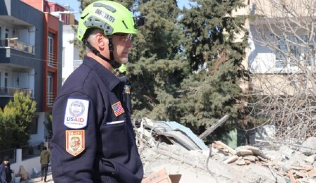 Gölcük depreminde can kurtaran ABD'li, bu depremde de Türkiye'yi yalnız bırakmadı