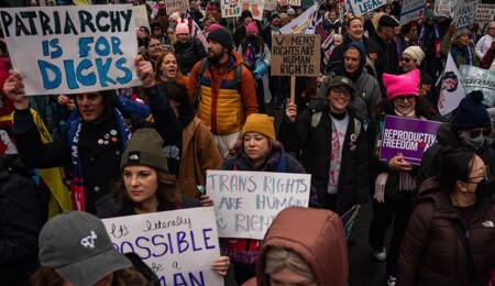 Washington'da toplanan binlerce gösterici Trump'ın başkanlığını protesto etti