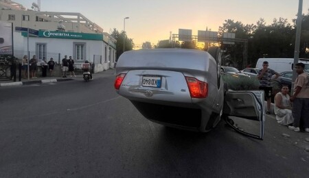 Direksiyon hakimiyetini kaybeden sürücü refüje çarpıp tavanı üzerine devrildi: Yaralı yok