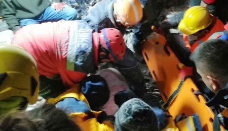 Adana'da yıkılan apartmanın enkazındaki kadın depremden 75 saat sonra kurtarıldı