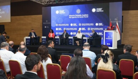 "Eşit Egemen İki Devlet" başlıklı panel tamamlandı: İzolasyonlar artık bir insanlık suçuna dönüştü