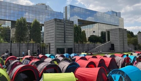 Fransa'nın başkenti Paris'te yaklaşık 500 evsizin kaldığı kamp alanı tahliye edildi