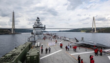 TCG Anadolu, İstanbul Boğazı'ndaki geçiş töreni için Sarayburnu'ndan ayrıldı