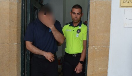 Kız arkadaşını kendisiyle yurt dışına gelmek istediği için darp etmekle itham edildi!