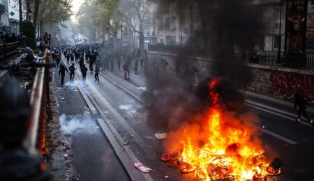Fransa’da protestolar: Macron’dan sükunet çağrısı