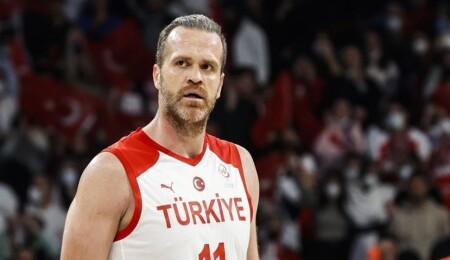Oğuz Savaş, aktif basketbol kariyerini noktaladı