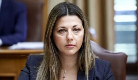 Yunanistan Eğitim Bakanı Zaharaki, Güney Kıbrıs’ta “çoklu kitaptan” söz etti