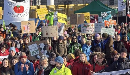 Almanya'da çiftçiler, hükümeti protesto etti: Holdinglerin gücü yerine demokrasi istiyoruz