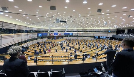 AP Genel Kurulu depremlerde hayatını kaybedenler için saygı duruşuyla açıldı