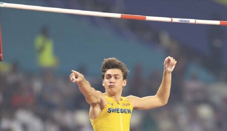 İsveçli atlet Duplantis, sırıkla atlamada dünya rekoru kırdı
