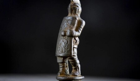 Gladyatör şeklinde çok nadir bir bıçak sapı keşfedildi