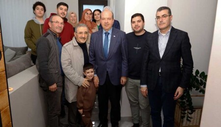 Tatar, depremde Hatay’da hayatını kaybeden Arnavutoğlu ve Arkan çiftinin ailelerini ziyaret etti