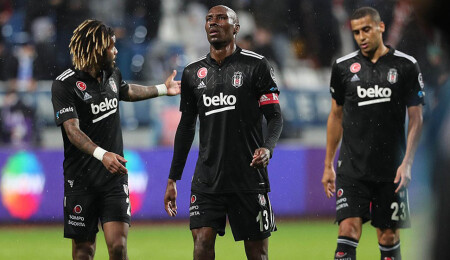 Beşiktaş: Atiba ile 1 yıl daha