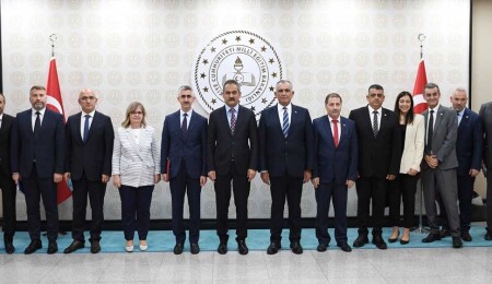 Çavuşoğlu, Türkiye Cumhuriyeti Milli Eğitim Bakanı Mahmut Özer ile bir araya geldi