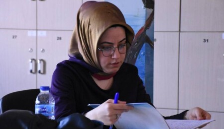 Annesinin okuması için sırtında taşıdığı kızı öğretmen olmayı başardı