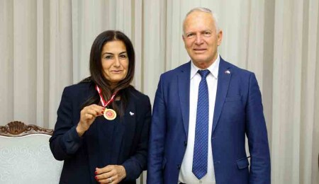 Zorlu Töre, master atlet Ayten Benli'yi kabul etti