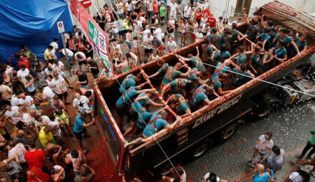 İspanya'da "La Tomatina" festivali: 120 ton domates havada uçuştu