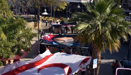 Başkent Lefkoşa’da 100’er metrelik bayraklar taşındı