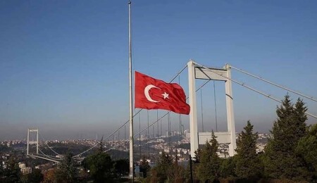 Reisi için yas günü: Türkiye'de bayraklar yarıya indirildi