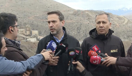 Alparslan Bayraktar: Maden kazasında toprak kütlesinin taşınacağı alan tahliye edilmeye başlandı