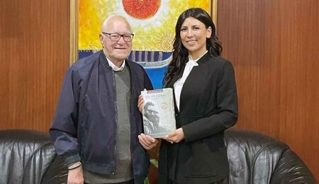 "Bir Sır Adam- İlter Kırmızı” isimli kitap Fazilet Özdenefe’ye sunuldu