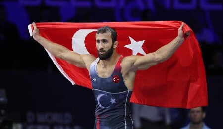Türkiye'nin milli güreşçisi Burhan Akbudak dünya şampiyonu oldu