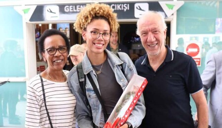 Elit Atlet Buse Savaşkan çiçeklerle karşılandı