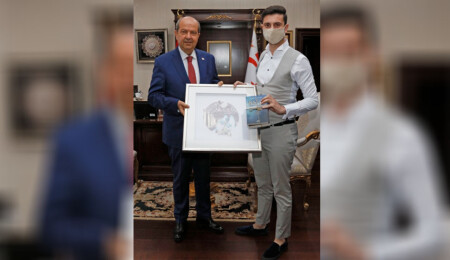 Cumhurbaşkanı Ersin Tatar, genç sanatçı Kemal Behçet Caymaz’ı kabul etti