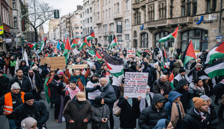 Almanya'da İsrail'in Gazze'ye yönelik saldırıları protesto edildi