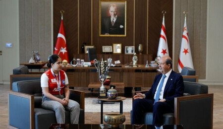 Cumhurbaşkanı Tatar, Avrupa Kadınlar Bilardo Şampiyonu Ghaffari'yi kabul etti