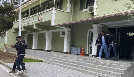 Uşak'ta KKTC'ye ait sahte sürücü belgesi ve beyaz kimlik hazırlayan 2 şüpheli tutuklandı