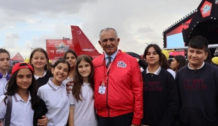 Nazım Çavuşoğlu, TEKNOFEST KKTC'nin ikinci gününde öğrencilerle buluştu