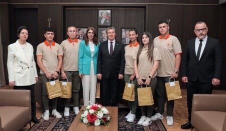 Başbakan Üstel, Esin Leman Lisesi öğretmen ve öğrencilerini kabul etti