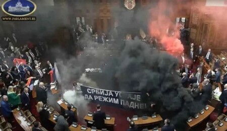 Sırbistan'da muhalefet meclise sis bombası attı: Bir vekil beyin kanaması geçirdi