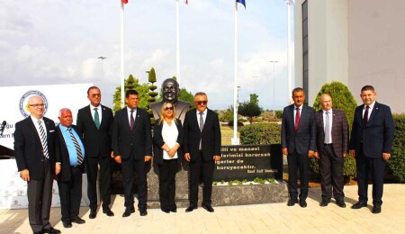 Kurucu Cumhurbaşkanı Rauf Raif Denktaş’ın büstü DAÜ’de törenle açıldı