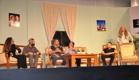 Güzelyurt Belediyesi Şehir Tiyatrosu, “Darısı Başımıza” oyununu sahneledi