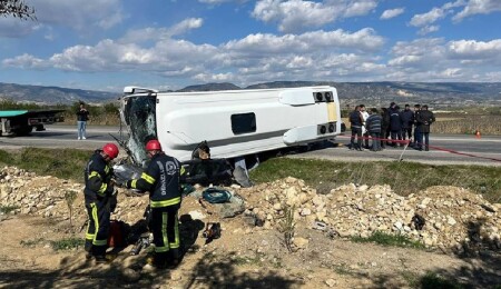 Denizli'de tur midibüsü ile otomobil çarpıştı, 2 kişi öldü, 23 kişi yaralandı