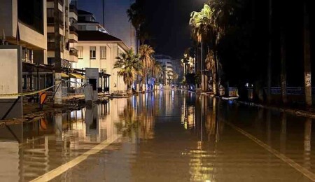 İskenderun'da deniz seviyesi yükseldi