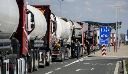 Bosna Hersek'teki kamyon sürücüleri AB'nin geçiş kurallarını protesto için kontak kapattı