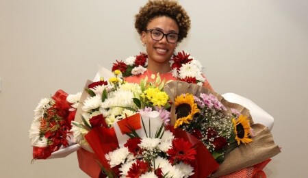 Gururumuz Buse çiçeklerle karşılandı