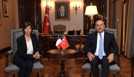 Mevlüt Çavuşoğlu, Fransız mevkidaşıyla Paris'teki şiddet olaylarını görüştü