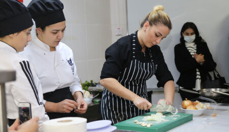 ‘Masterchef Türkiye 2021’ 5'incisi Şef Dilara Başaran, GAÜ'de ders vermeye başladı