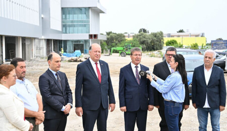 Ünal Üstel yapımı süren yeni Girne Hastanesi'ndeki çalışmaları yerinde inceledi