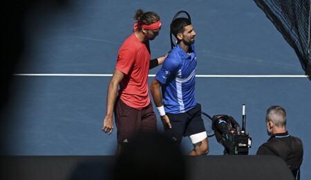 Avustralya Açık yarı finalinde Djokovic'in sakatlanması nedeniyle, Zverev finale çıktı