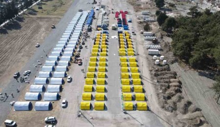 KKTC Fenerbahçeli İş İnsanları Derneği, Dörtyol’da Sarı Lacivert Çadır Kent’in kurulmasına destek verdi