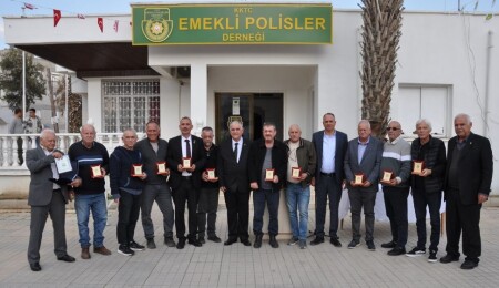 Emekli Polisler Derneği'nden üyelerine anı plaketi