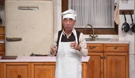 Şener Şen'in tiyatro oyununa şişeli saldırı