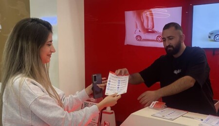 Ercan'da KKTC’ye gelen yabancılara trafik bilgilendirme broşürü dağıtılıyor